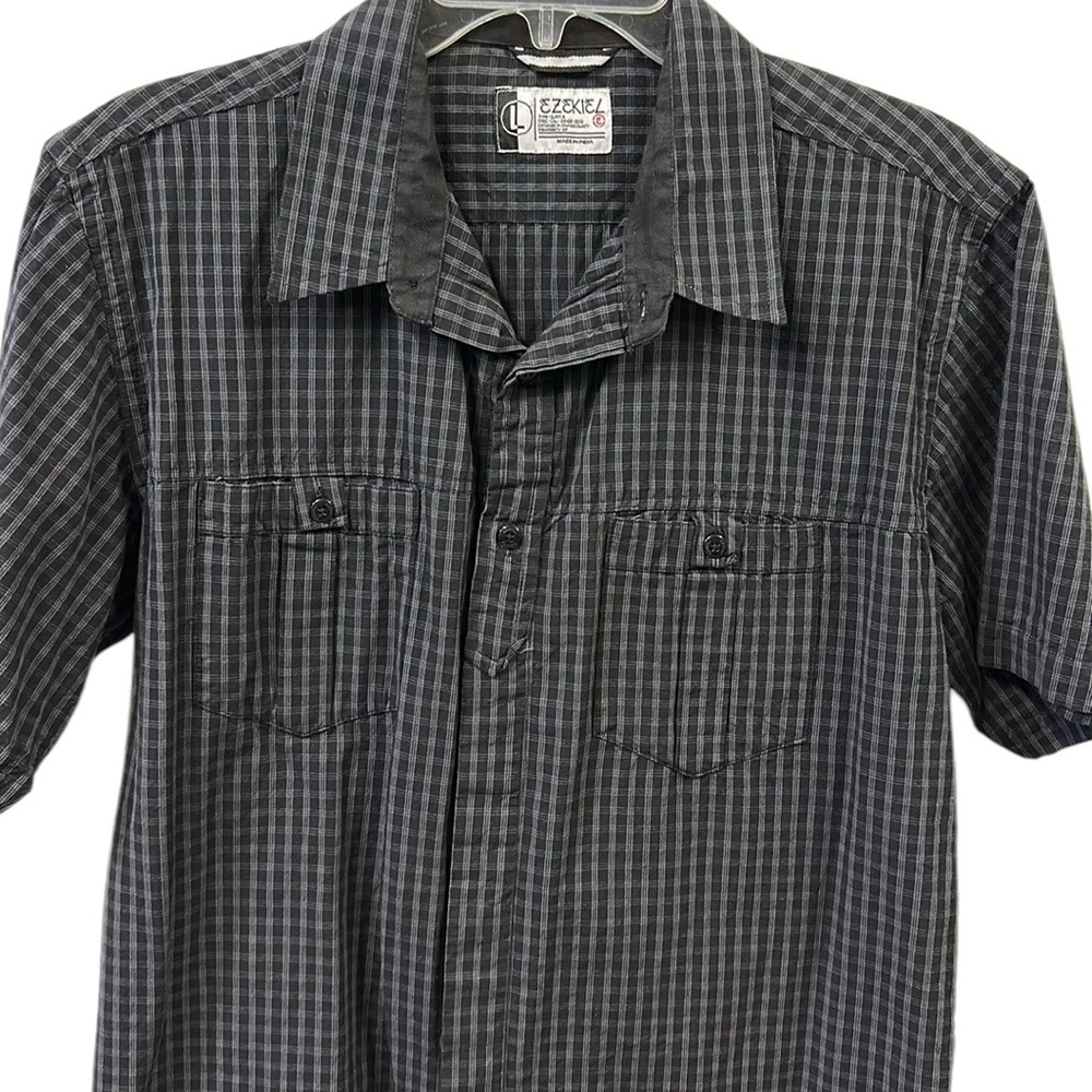 Ezekiel Cotton Button Up Short Sleeve Double Pocket Black Gray Plaid Shirt Large